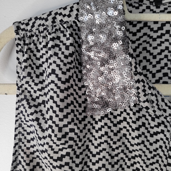 Elizabeth and James Julian Sequin Collar Top. Size Large. - Picture 6 of 9